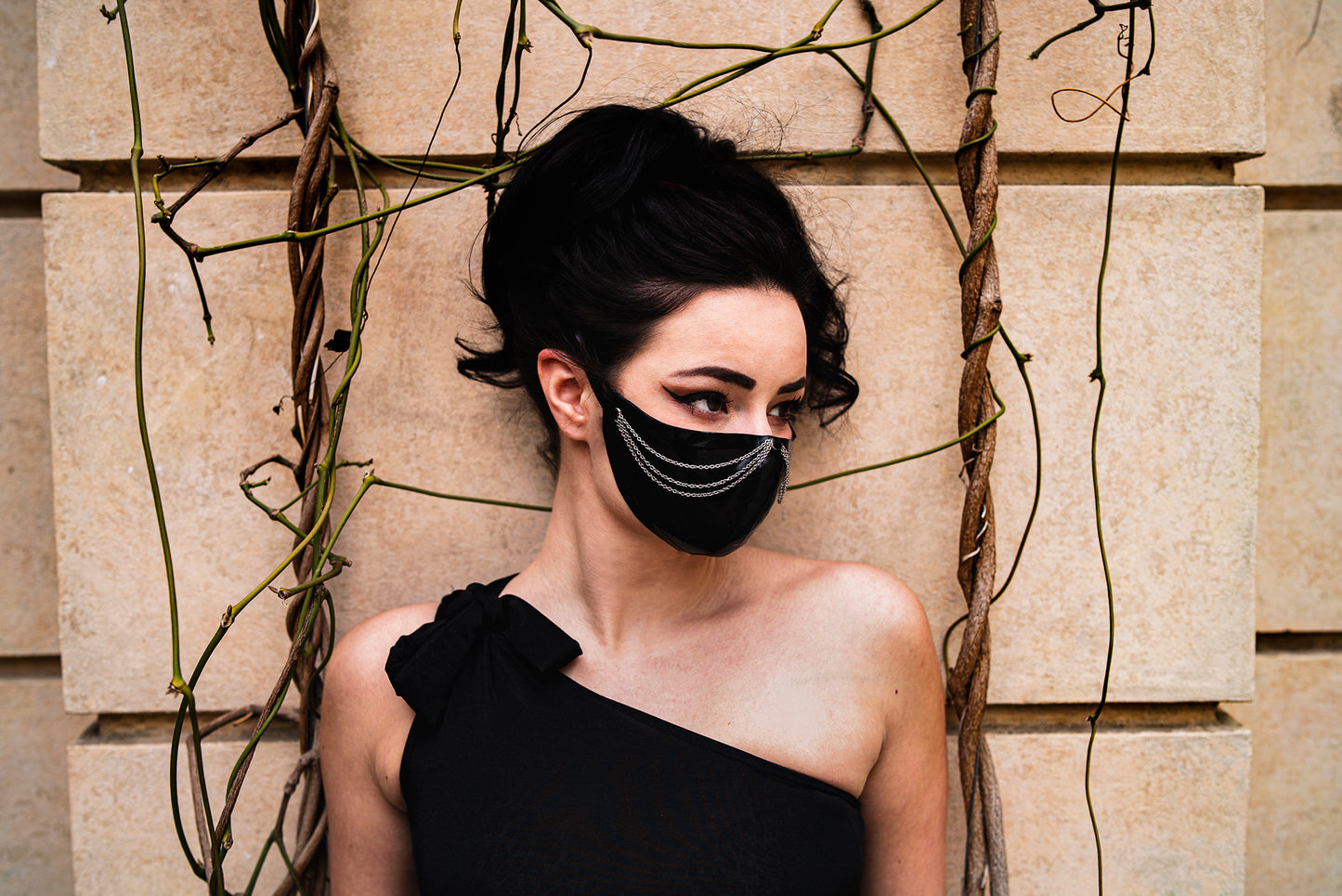 "Femme Fatale" Latex Facemask with Inner Filter & Chains